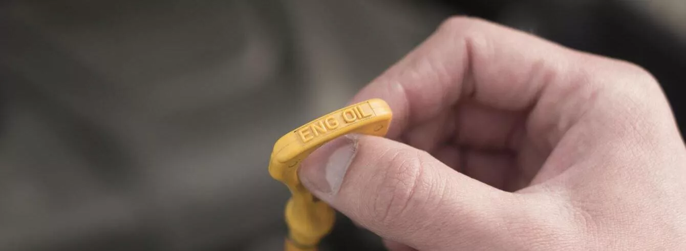 jauge d'huile moteur de couleur jaune