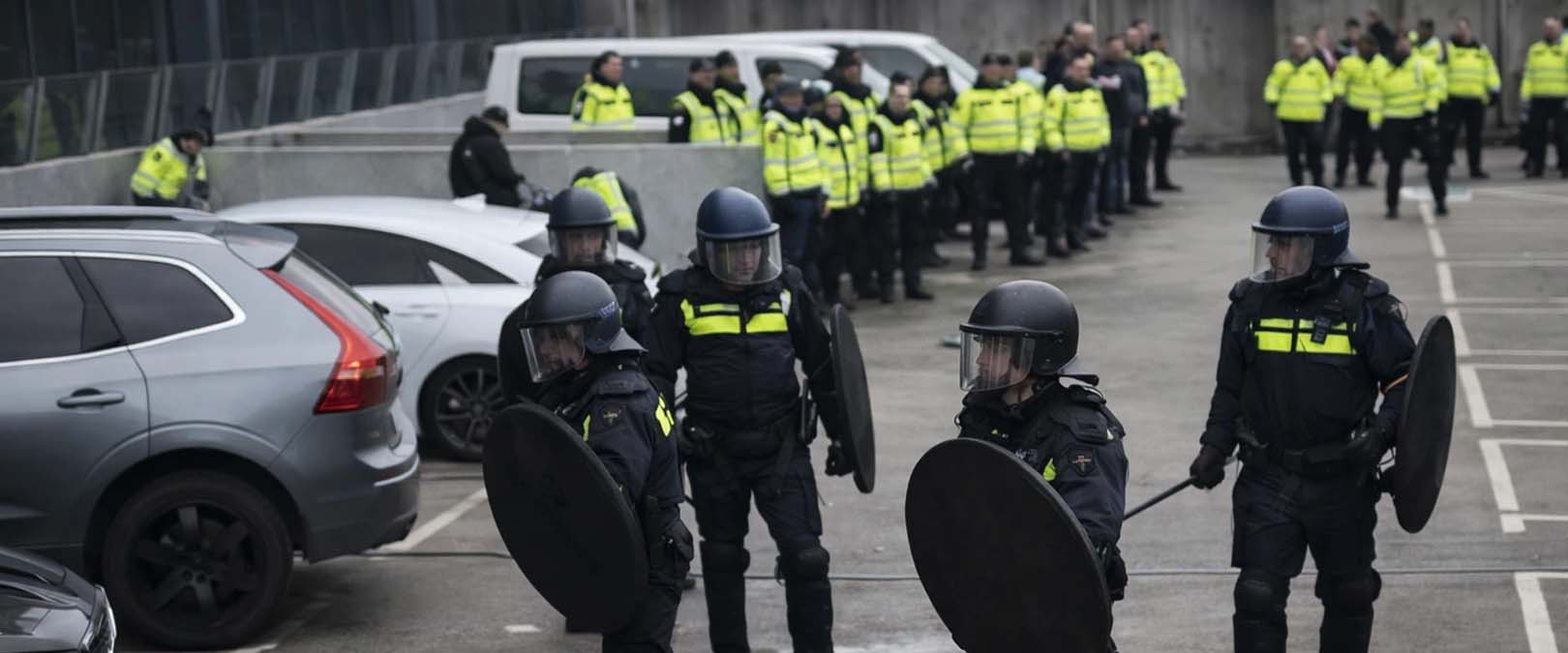politie mensen staan gereed