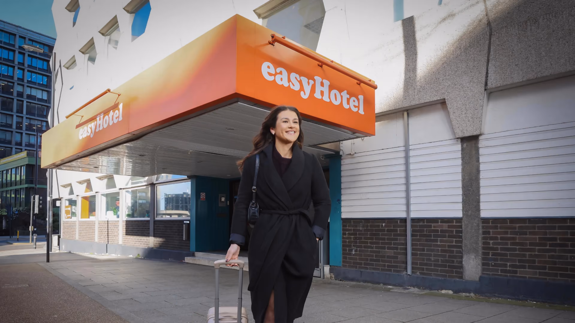 Influencer Hattie Carter buiten easyHotel Croydon