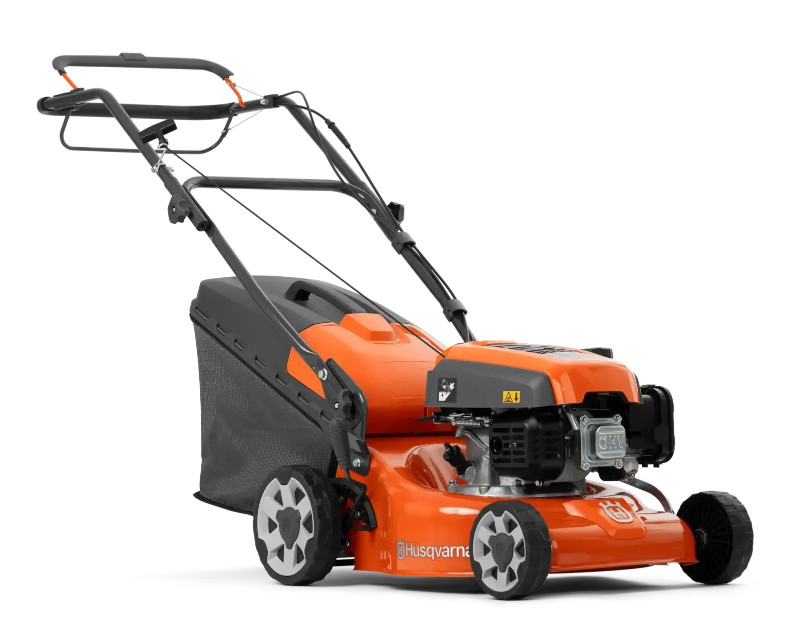 Husqvarna LC140SP Rasenmäher, orange und schwarz, mit Fangkorb und Rädern, stehend vor schwarzem Hintergrund. Seitenansicht.