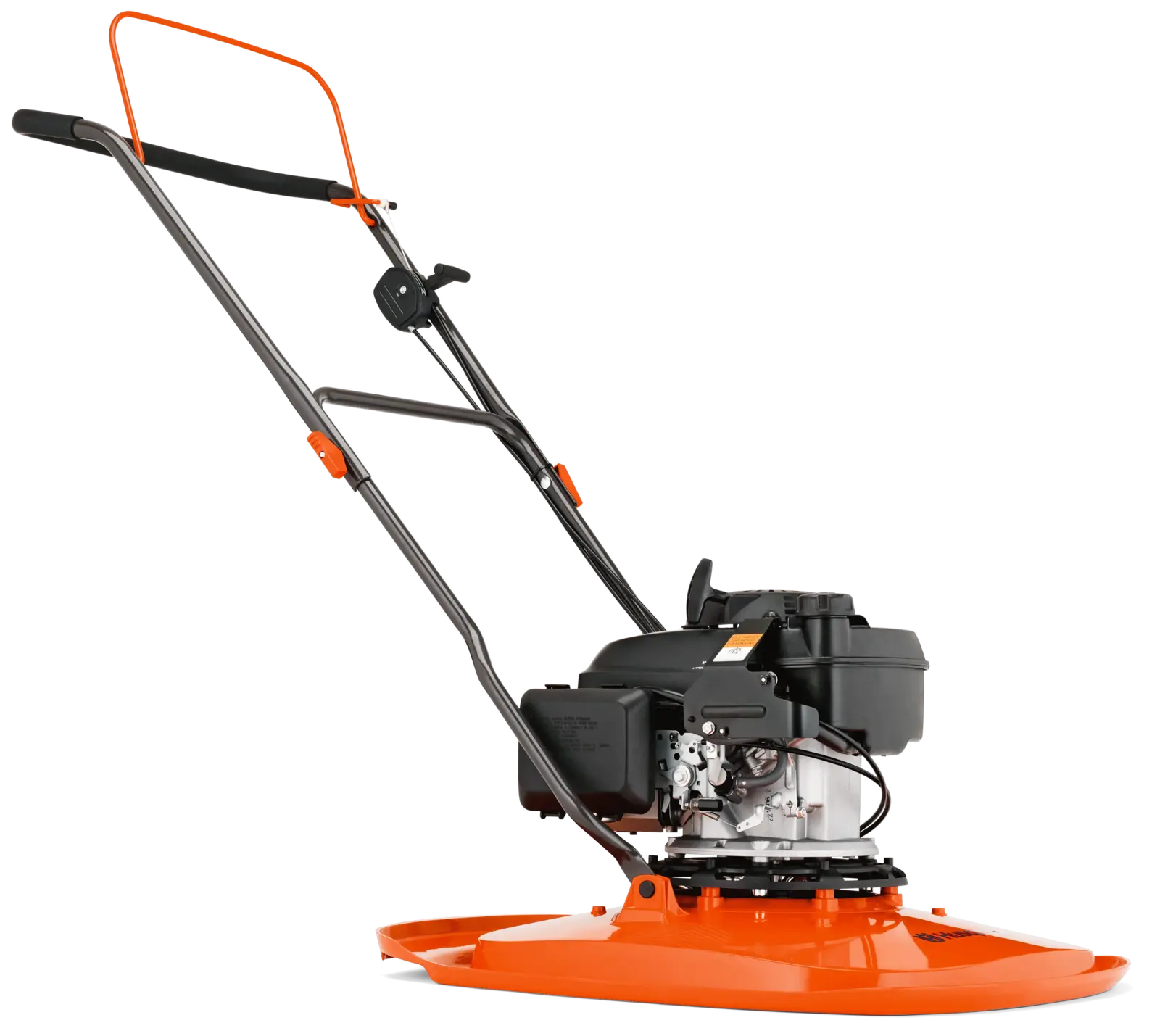 Husqvarna GX560 Vertikutierer, Rasenlüfter mit orangefarbener Haube und Griff, Seitenansicht auf schwarzem Hintergrund für Gartenpflege.