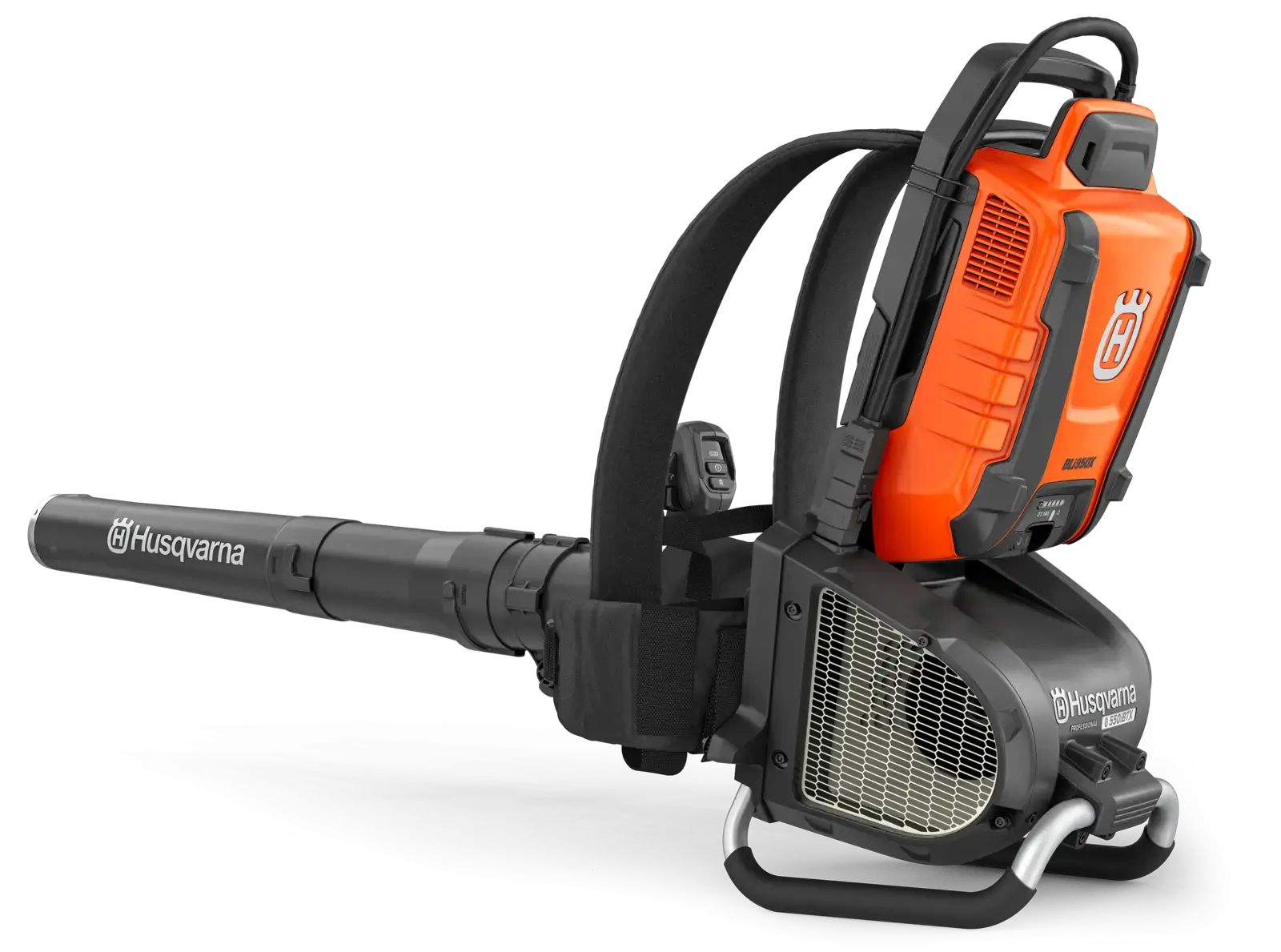 Husqvarna 550IBTX Akku Laubbläser, mit orangefarbenem Akku-Rucksack, Rohr und Tragegestell, für effiziente Gartenarbeit, Freisteller.