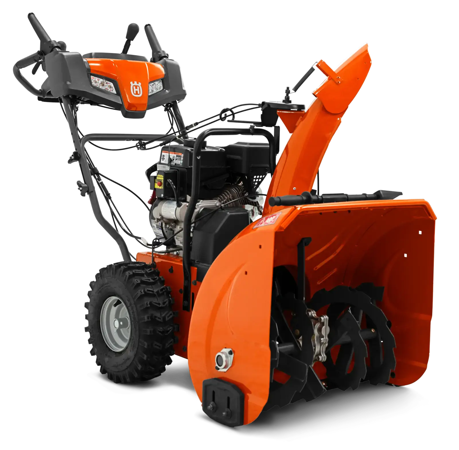 Husqvarna ST224 Schneefräse in Orange und Schwarz, Seitenansicht, mit grobstolligen Reifen, vor schwarzem Hintergrund.