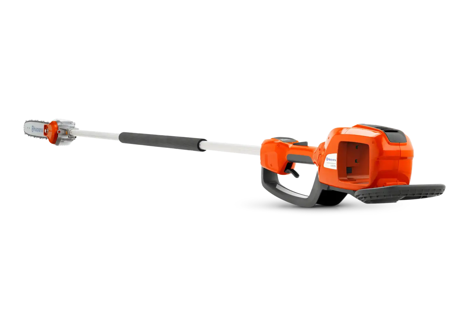 Husqvarna 530iP4 Akku-Hochentaster, orange, mit Teleskopstiel und Kettensäge, freigestellt auf schwarzem Hintergrund.