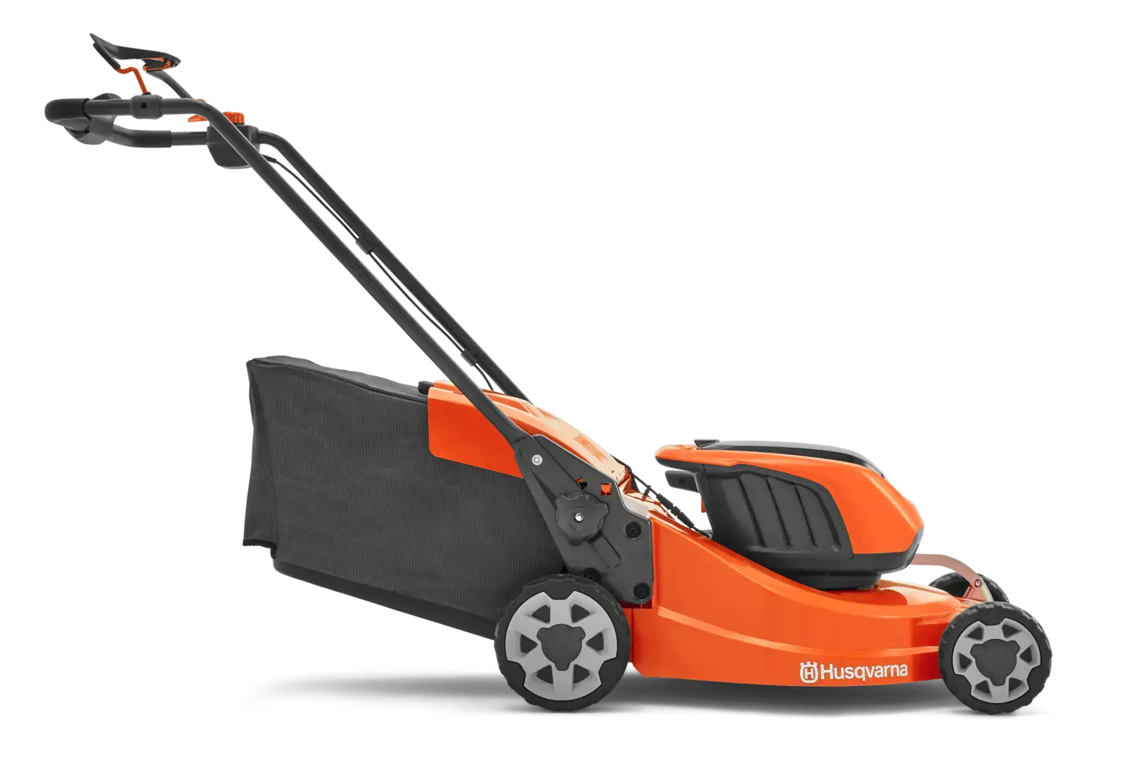 Husqvarna LC347IVX Akku-Rasenmäher, orange, mit Fangkorb. Seitenansicht auf schwarzem Hintergrund.