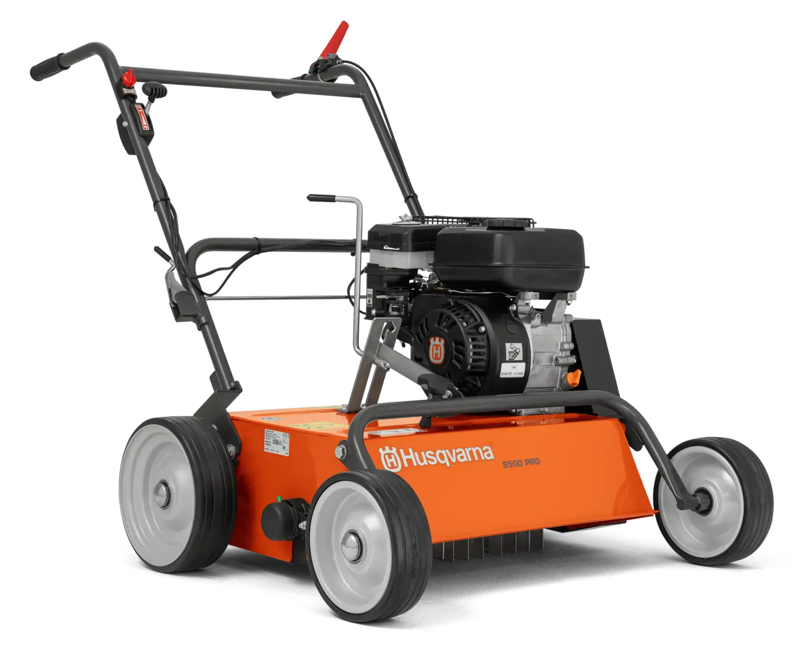 Husqvarna S500 Pro Vertikutierer, ein orangefarbener Rasenlüfter mit Rädern und Motor, zur Rasenpflege auf schwarzem Hintergrund.