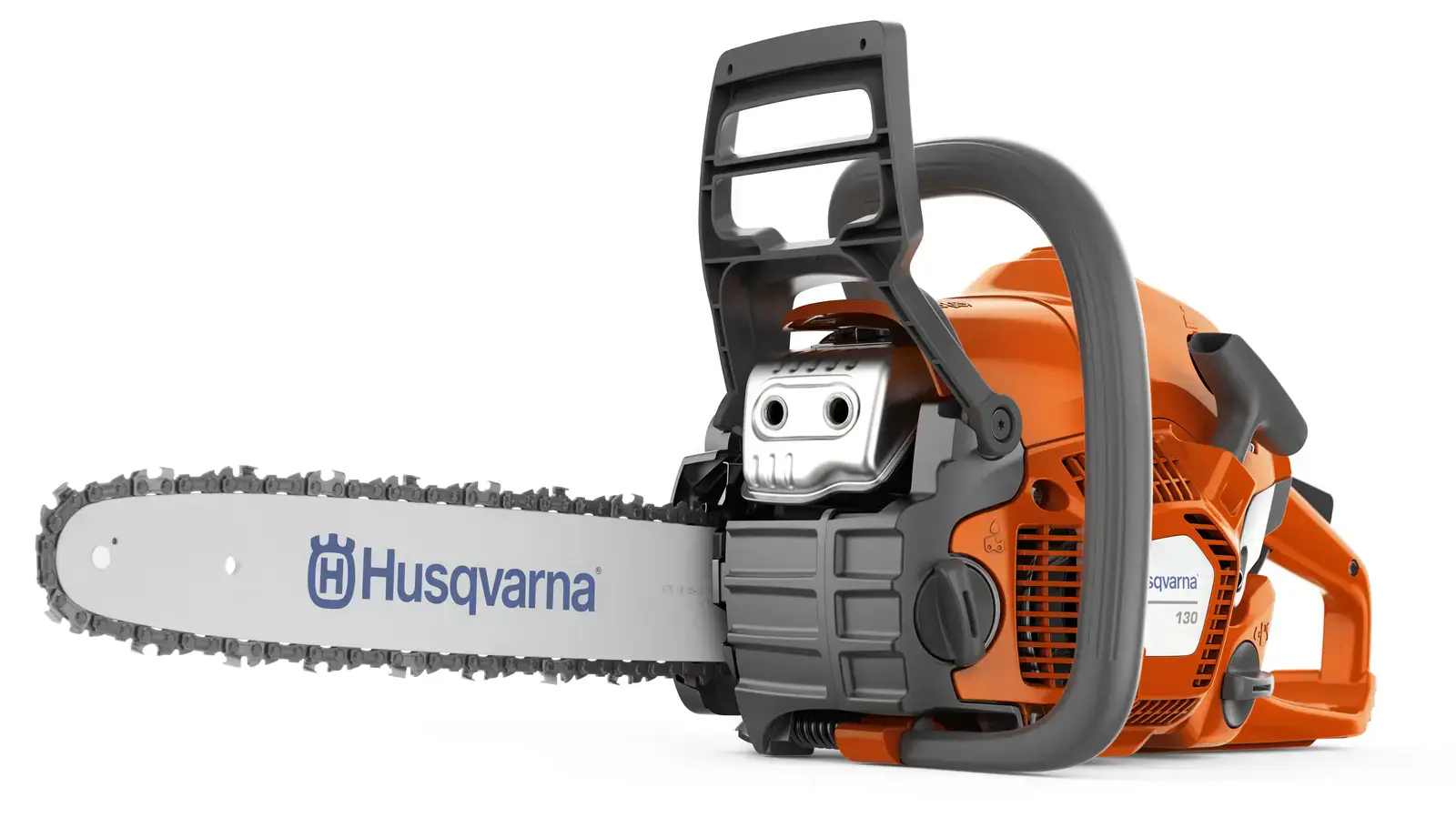 Husqvarna 130 Motorsäge, orangefarben, mit Schwert und Kette, Ansicht von der Seite vor neutralem Hintergrund