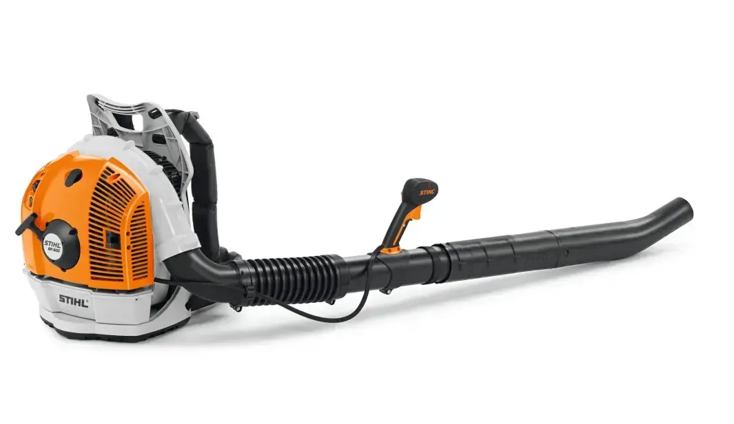 STIHL BR 600 Laubbläser, orange und weiß, Seitenansicht auf weißem Hintergrund. Ein kraftvolles Gerät für die Gartenpflege.