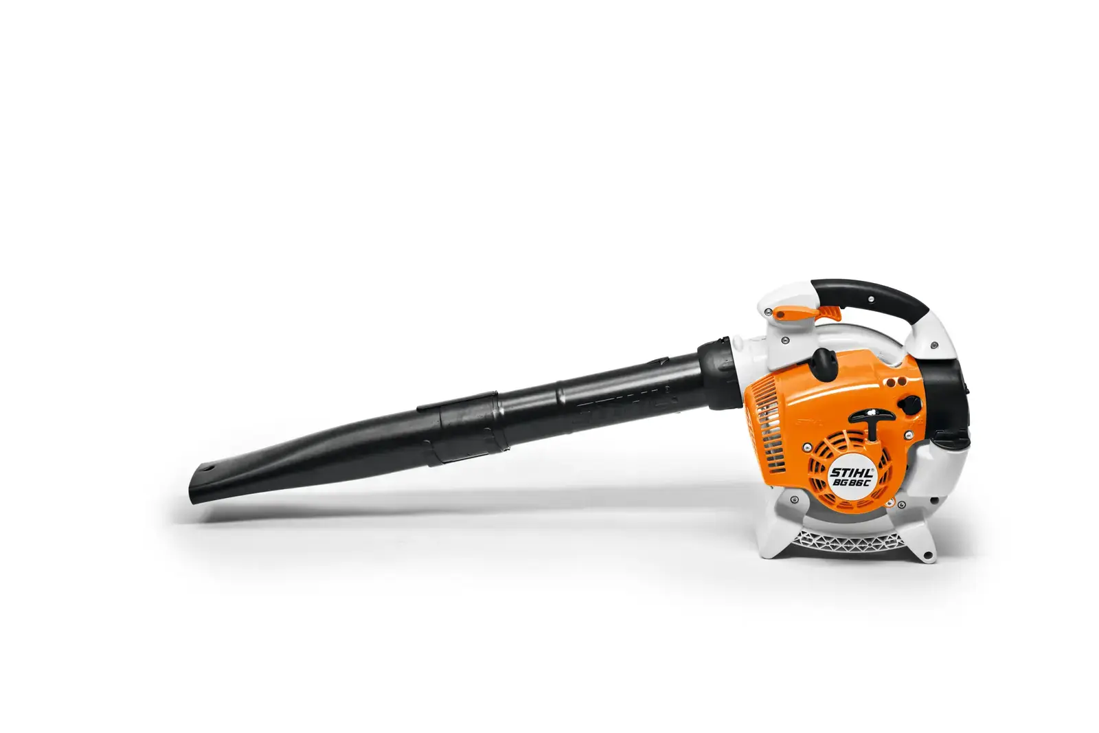 STIHL BG 86 C Laubbläser, orange und schwarz, seitliche Ansicht auf weißem Hintergrund, zeigt Detail des Gebläses und des Rohrs.