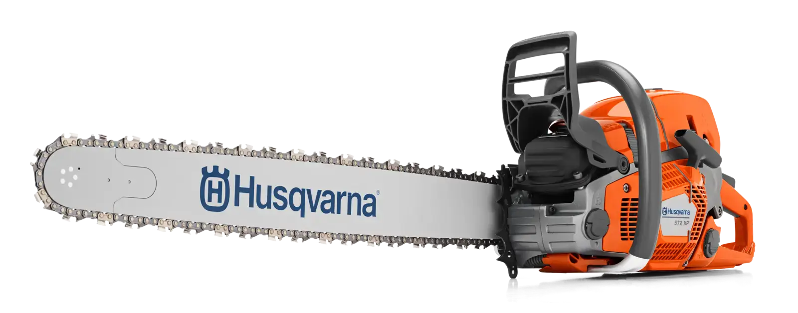 Husqvarna 572XP Motorsäge, orange-grau, mit scharfem Schwert und Kette auf schwarzem Hintergrund. Werkzeug für Forst- und Gartenarbeit.