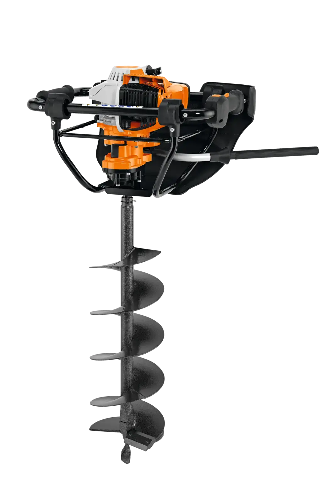 STIHL BT 131 Erdlochbohrer mit großem Bohraufsatz vor schwarzem Hintergrund. Das Gerät ist orange und schwarz und wird für Erdarbeiten verwendet.