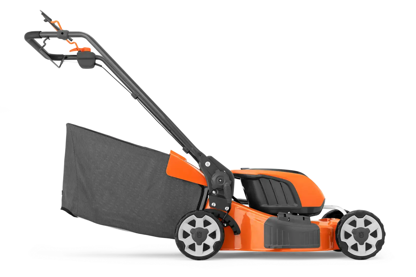 Husqvarna LC251iS Akku Rasenmäher, orange und schwarz, Seitenansicht auf schwarzem Hintergrund. Leise, effizient und einfach zu bedienen.
