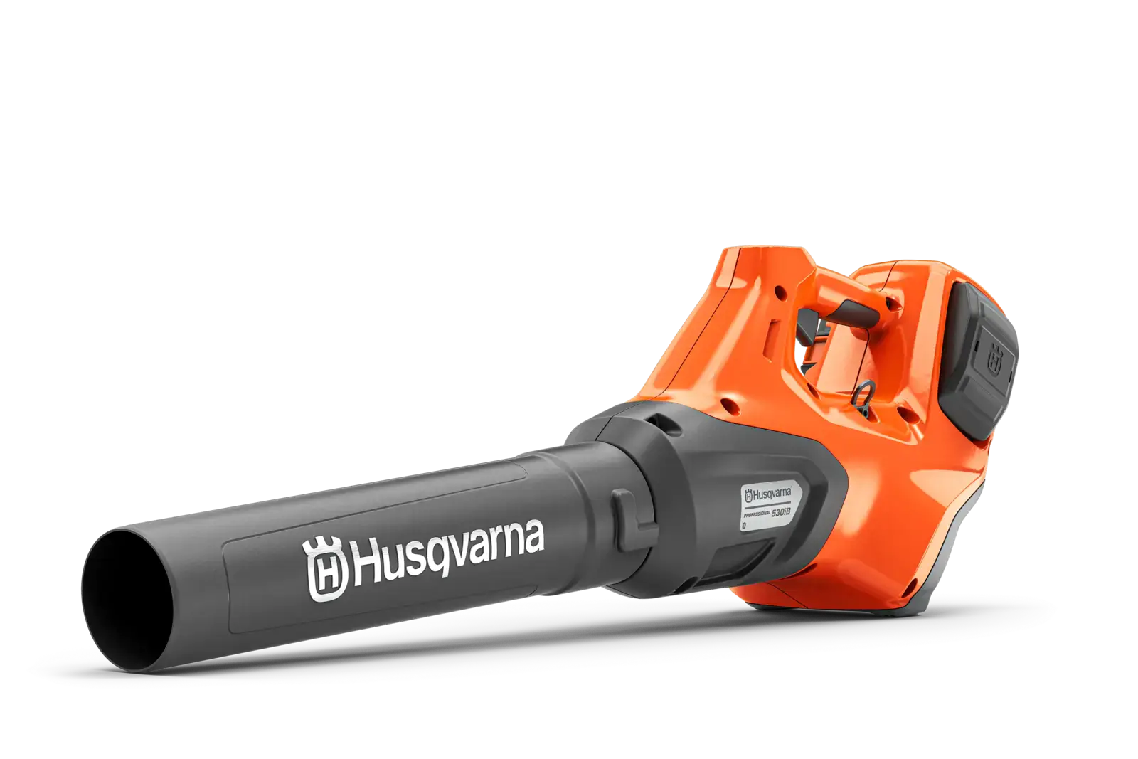 Husqvarna 530iB Akku Laubbläser in Orange und Grau, seitliche Ansicht, für Laubarbeiten im Garten oder auf Gehwegen.