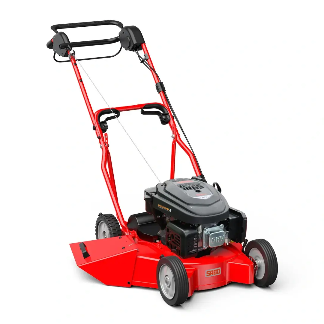 Roter SABO 52-S A Benzin-Rasenmäher, seitliche Ansicht, freigestellt vor weißem Hintergrund. Gartenpflegegerät mit Motor.