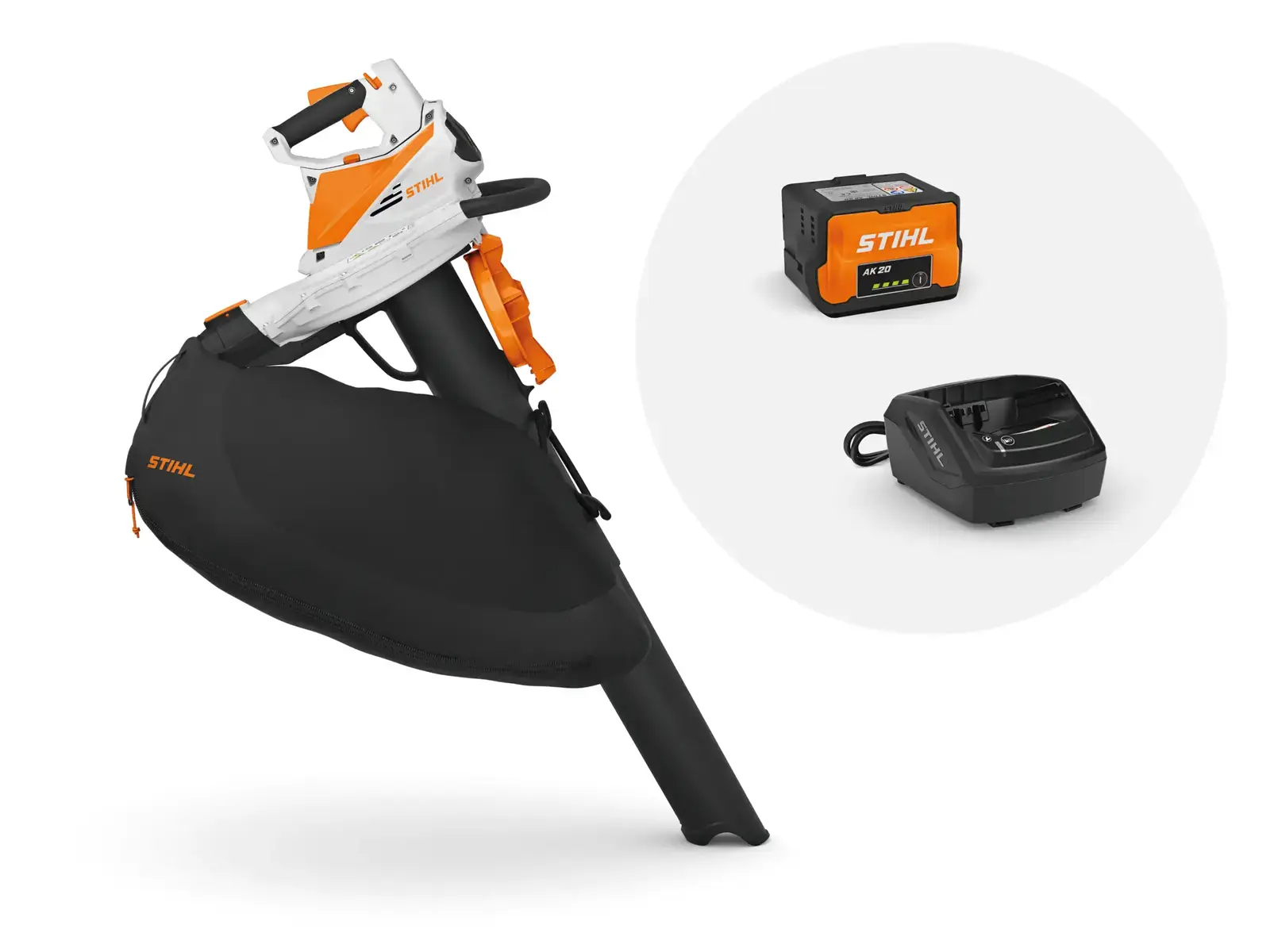 STIHL SHA 56 Akku-Saughäcksler mit Fangsack, Akku und Ladegerät auf weißem Hintergrund. Gartengerät für Laub und Grasschnitt.