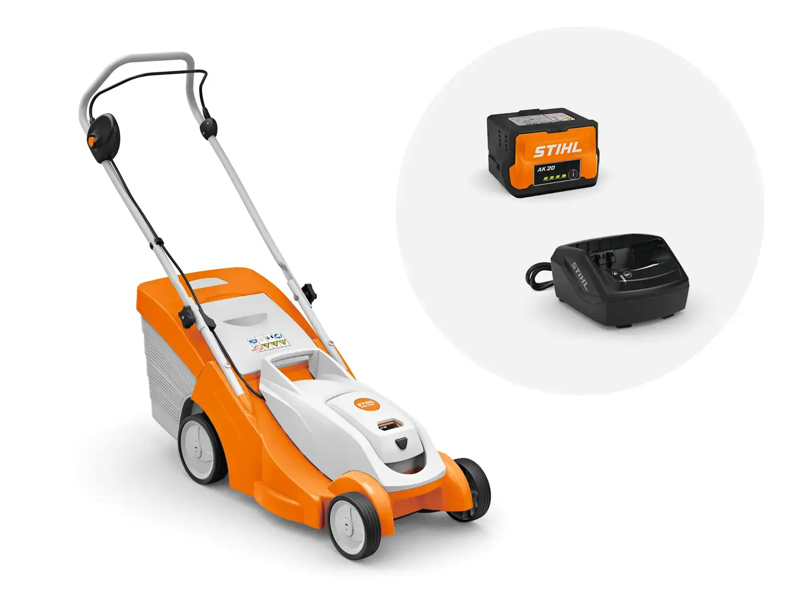 STIHL RMA 239 Akku-Rasenmäher mit Akku und Ladegerät vor neutralem Hintergrund. Orange und Weiß.