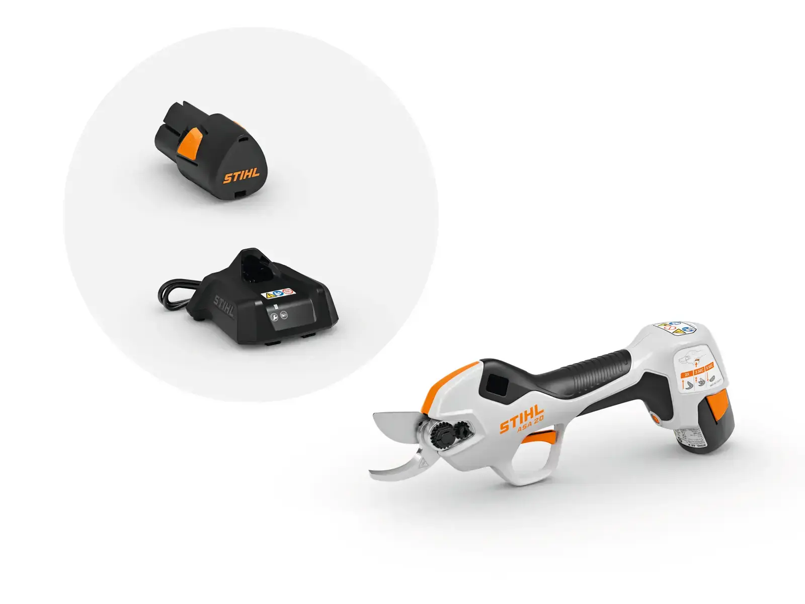 STIHL ASA 20 Akku-Gartenschere mit Akku und Ladegerät auf weißem Hintergrund. Professionelle Gartengeräte für präzise Schnitte.