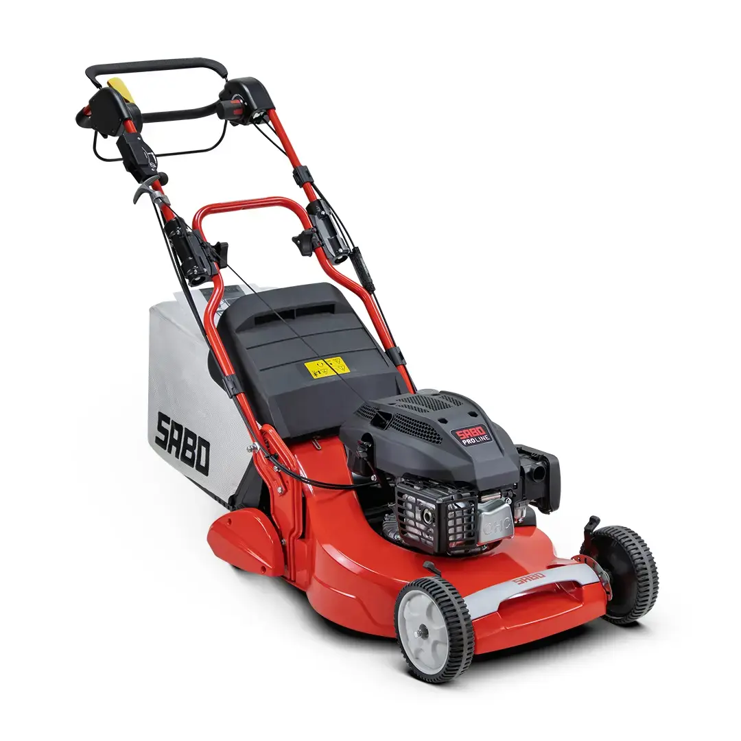 Roter Sabo 54-R VARIO B Rasenmäher mit Fangkorb. Ein robustes Benzingerät für den anspruchsvollen Gärtner.