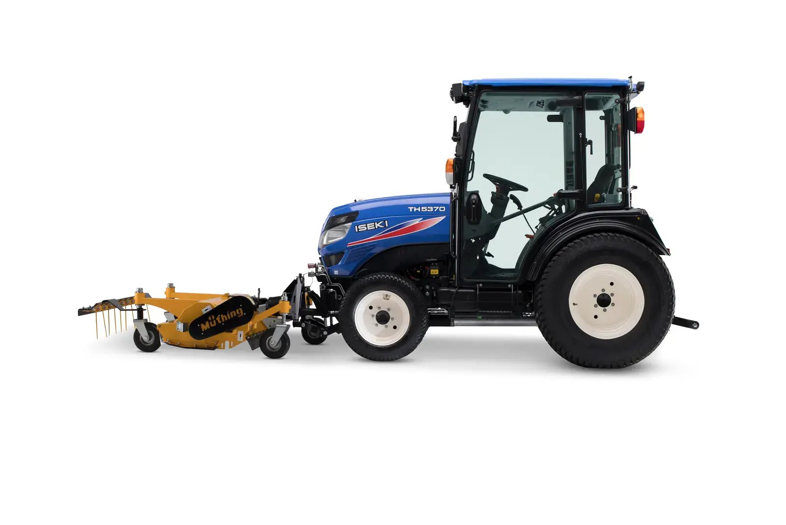 Ein blauer ISEKI TH5370AHLK Traktor mit Kabine und gelbem Anbaugerät, aufgenommen vor einem weißen Hintergrund.