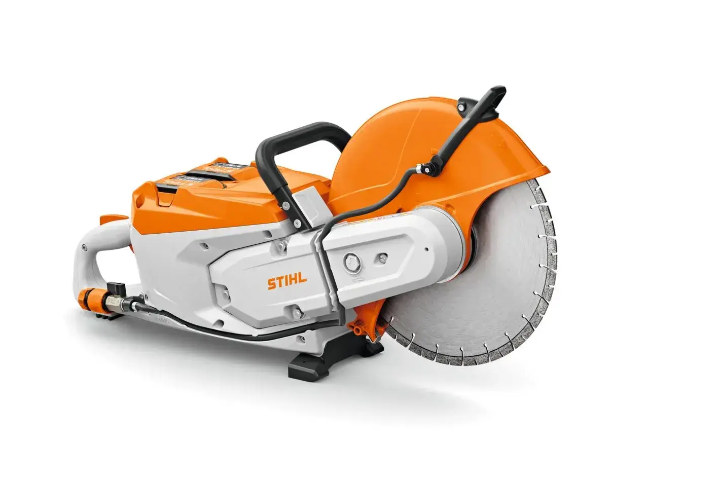 Der STIHL TSA 500i Akku-Trennschleifer in Orange und Weiß, seitliche Ansicht. Trennscheibe sichtbar, freigestellt auf weißem Hintergrund.