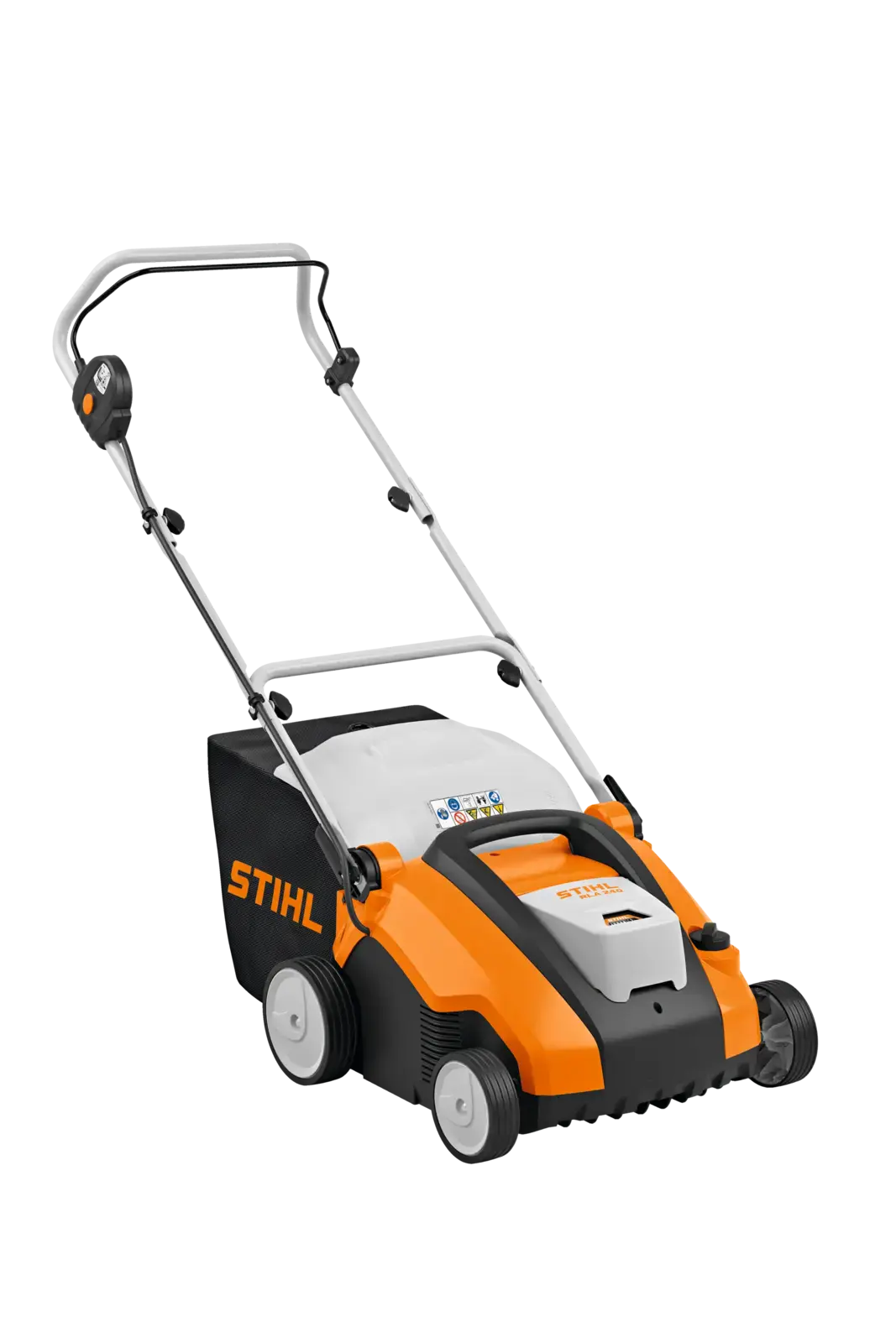STIHL RLA 240 Akku-Vertikutierer in Orange und Schwarz, freigestellt. Gartengerät für Rasenpflege mit Fangkorb, seitliche Markenlogo.