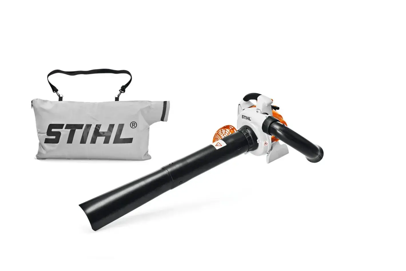 STIHL SH 56 Häcksler-Blasgerät mit Fangsack, weiße Maschine mit schwarzem Blasrohr, Fangsack mit Trageriemen liegt daneben.