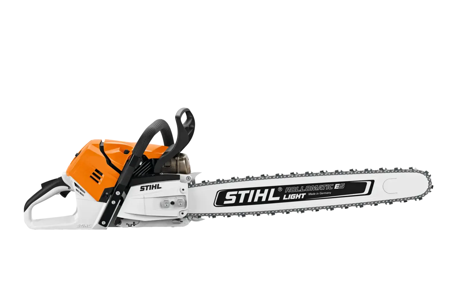 Eine orange-weiße Stihl MS 500i Motorsäge mit langem Schwert vor schwarzem Hintergrund, seitliche Ansicht.