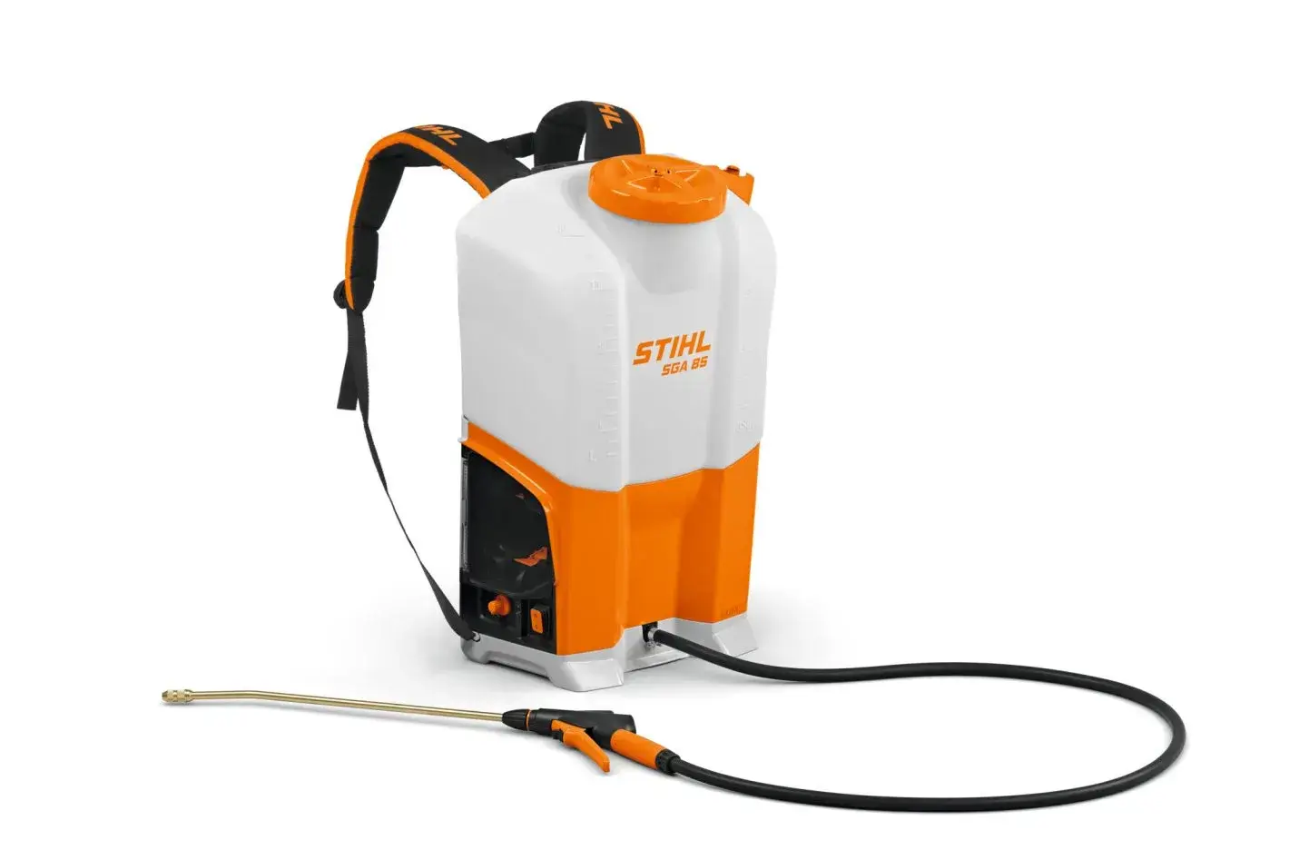STIHL SGA 85 Akku-Rückensprühgerät mit Sprührohr und ergonomischen Tragegurten, stehend auf einem weißen Hintergrund.