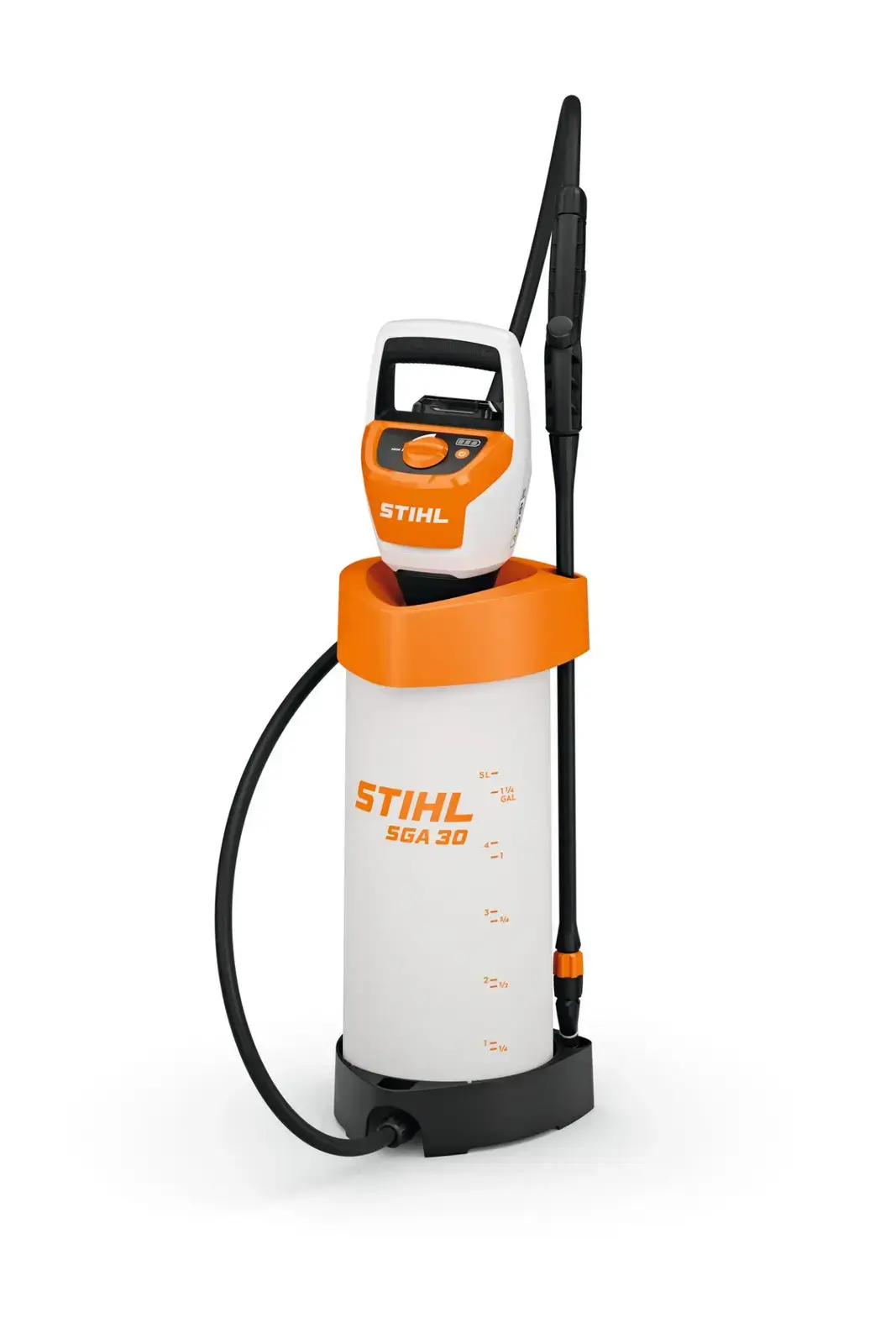 STIHL SGA 30 Drucksprühgerät mit Tank, Sprührohr und Schlauch für Pflanzenpflege im Garten, weiß und orange mit schwarzem Fuß.