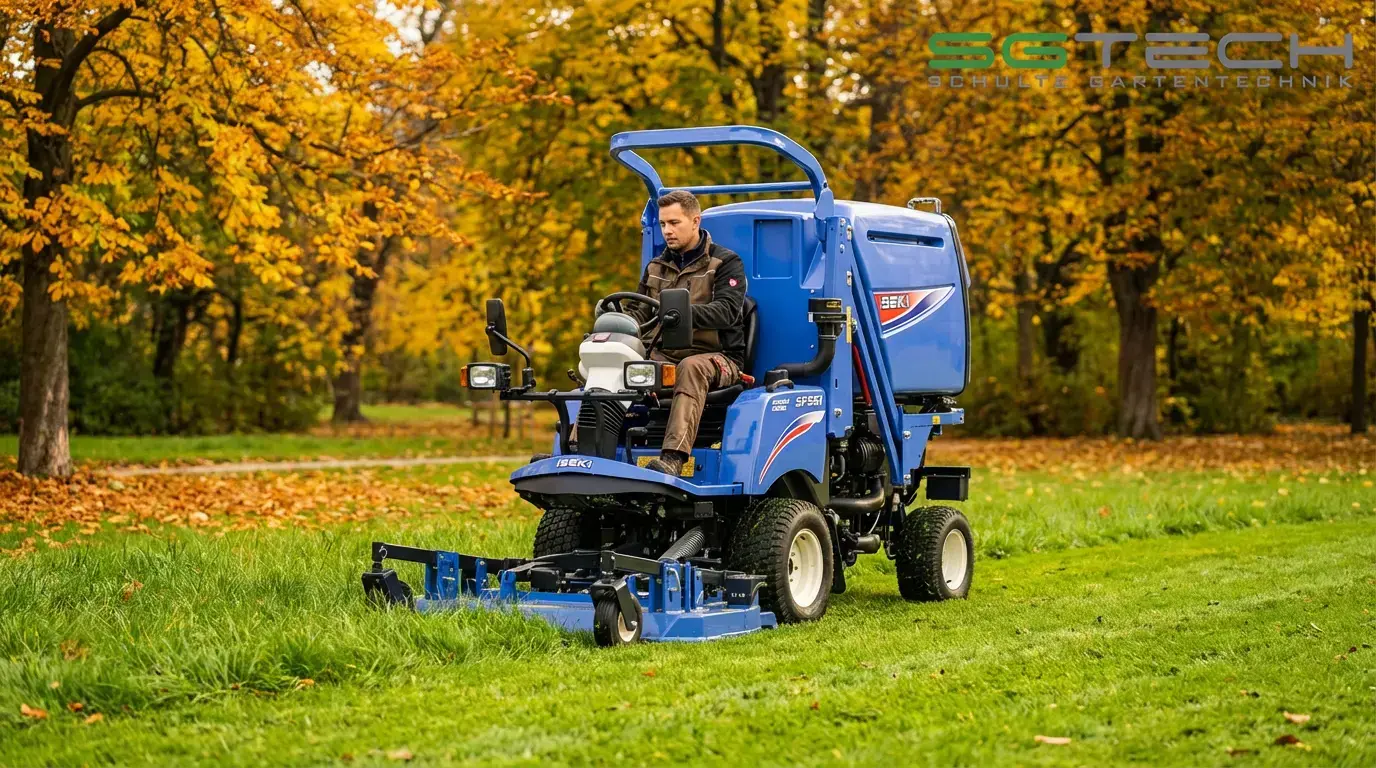 Ein blauer Iseki SF551 Großflächenmäher mäht Gras im Kurpark Oberlaa im herbstlichen Umfeld