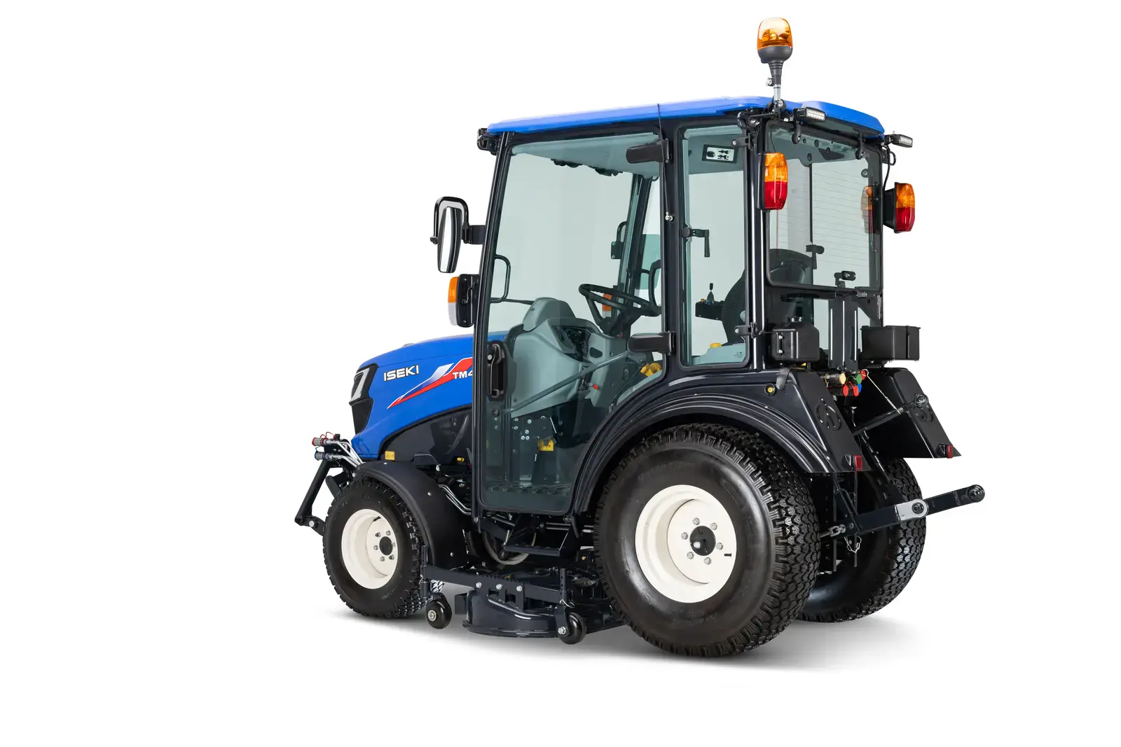 Heckansicht des Iseki TM4270AHLK Traktors mit Kabine, blauer Lackierung und weißen Felgen auf weißem Hintergrund.