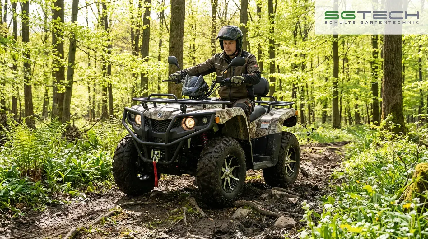 Carello ATV ALLRAD ROBUST Quad fährt auf einem schlammigen Waldweg im Frühling.