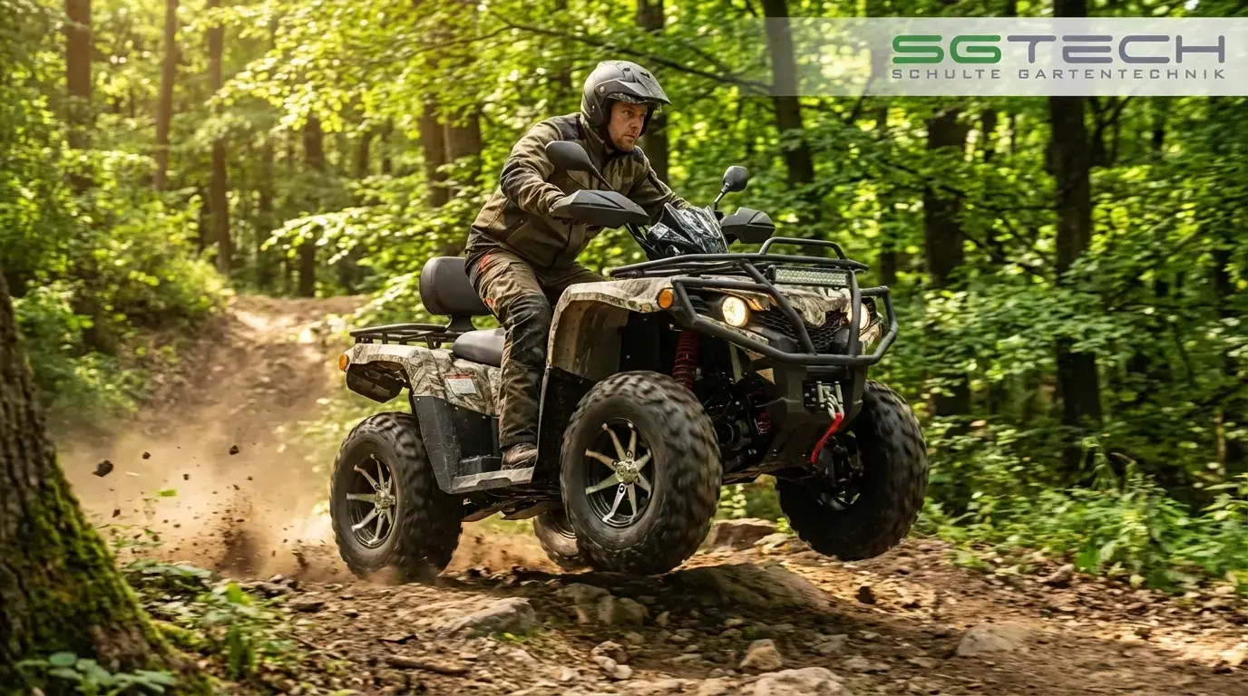 Foto eines Carello ATV ALLRAD ROBUST Quad, das einen steilen Forstweg im Sommer hinauffährt.