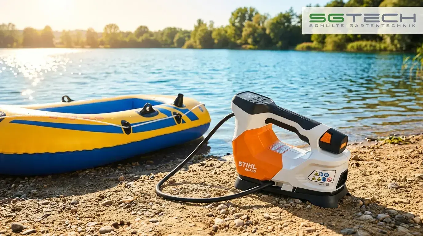 Ein Stihl KOA20 Kompressor pumpt ein Schlauchboot am Seeufer auf. Sommerliche Szene mit Stihl Kompressor.
