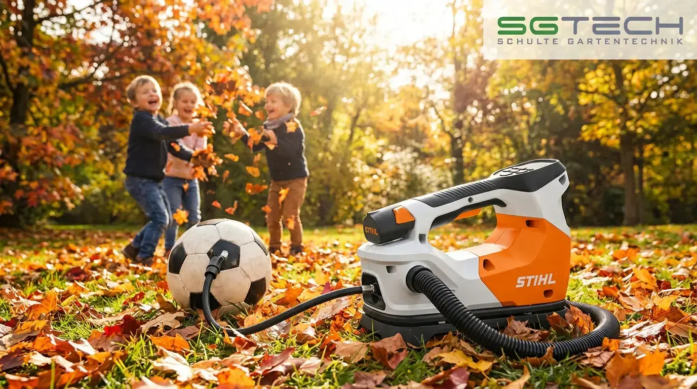 Ein Stihl KOA20 Kompressor pumpt einen Fußball auf. Im Hintergrund spielende Kinder im Garten im Herbst.