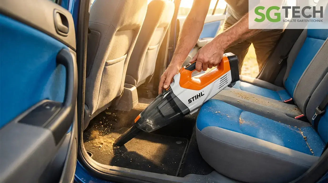 Ein Stihl SEA20 Staubsauger wird genutzt, um den Fussraum eines Autos zu reinigen.