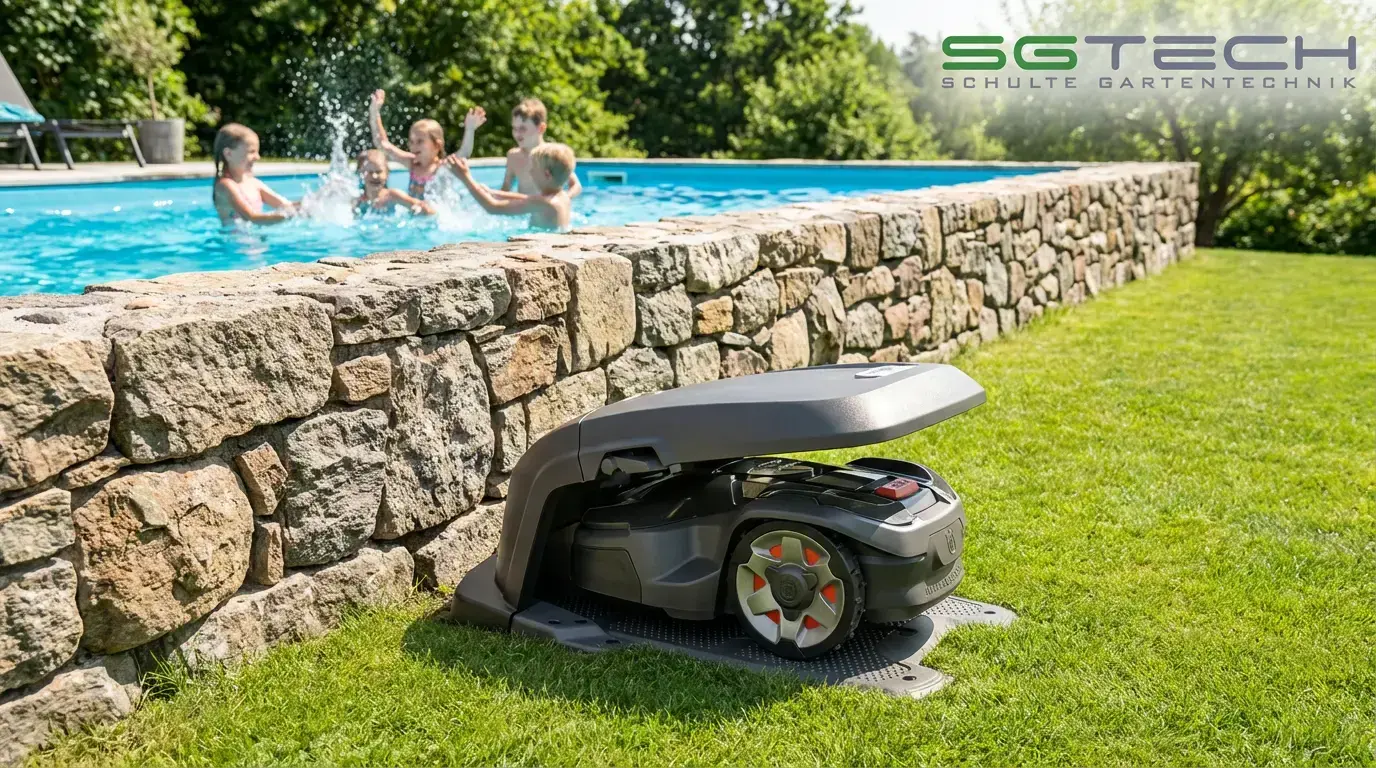 Husqvarna Automower Robotermäher in Ladestation auf Rasen neben Natursteinmauer und Pool mit spielenden Kindern. Sommeridylle.