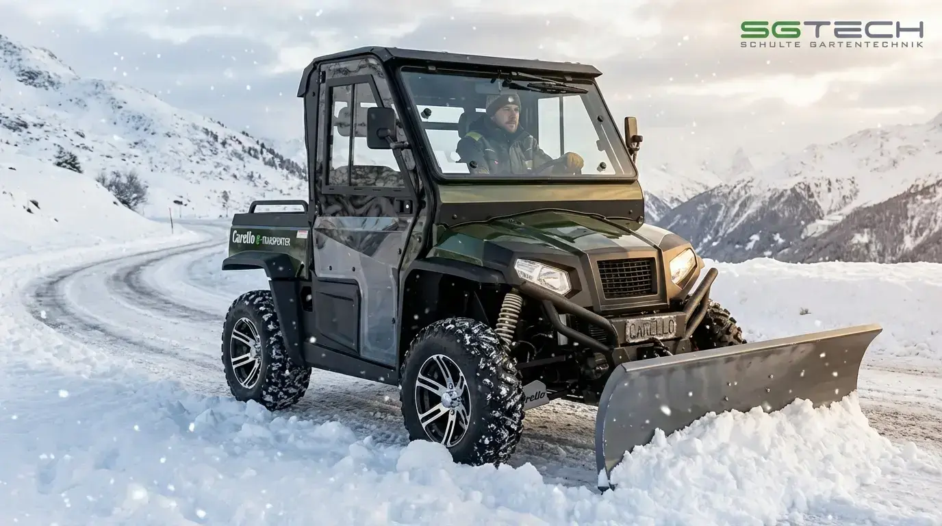 Carello TR5A (5KW) (72V) Transporter mit Schneeschild räumt Schnee auf einer Bergstraße im Winter.