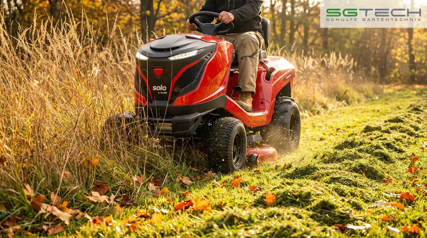 Roter Solo by AL-KO T22-110.4HDH-A V2 Hochgrasmäher beim Mähen von hohem Gras im Herbst. Der Fahrer steuert das Gerät.