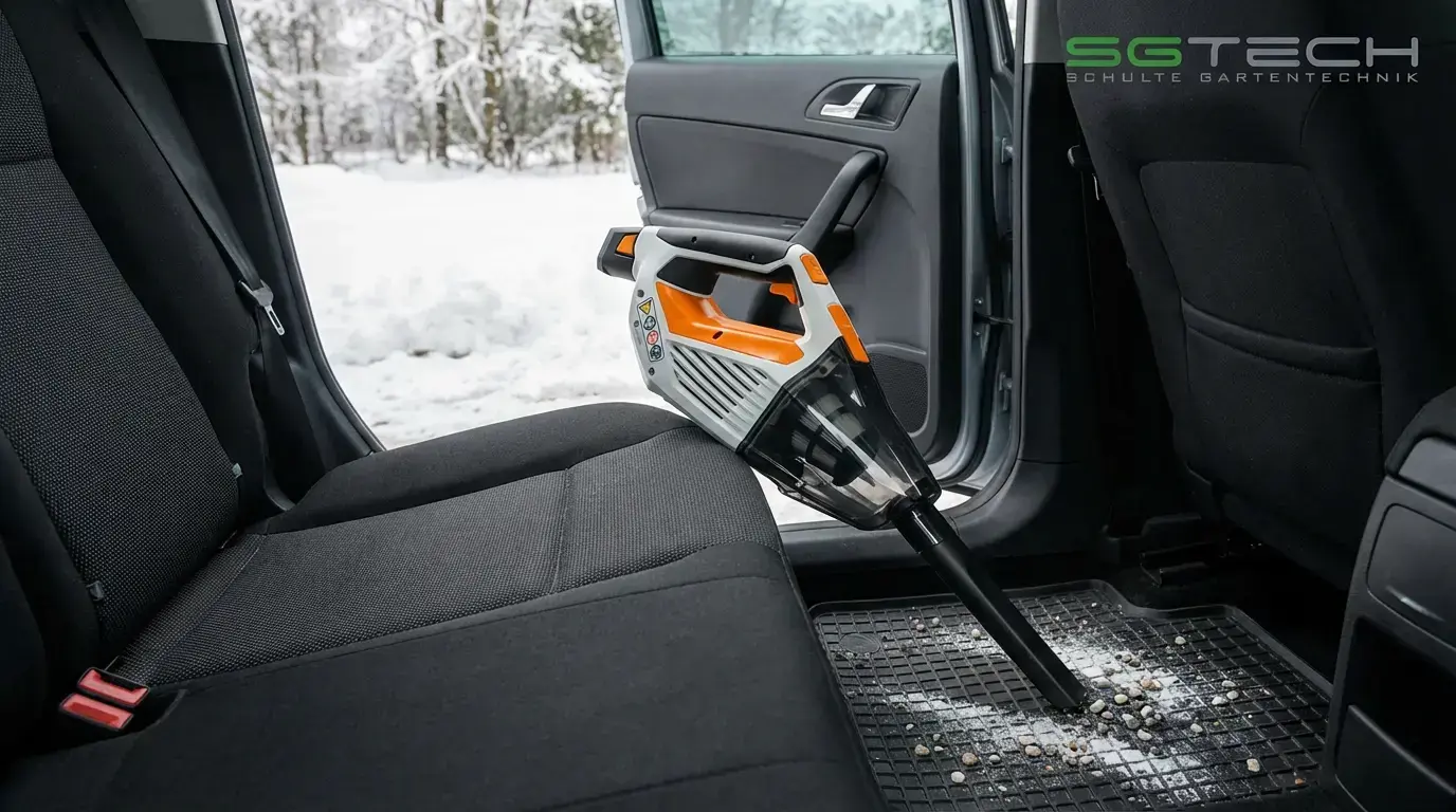 Stihl SEA20 Staubsauger reinigt Auto-Fußmatte von Salzresten und Steinchen im Winter vor verschneitem Hintergrund.
