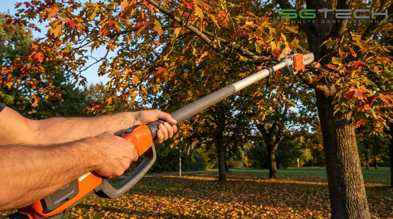 Ein Mann bedient einen Husqvarna 530IPT5 Hochentaster zur Parkpflege im Herbst. Äste werden geschnitten.