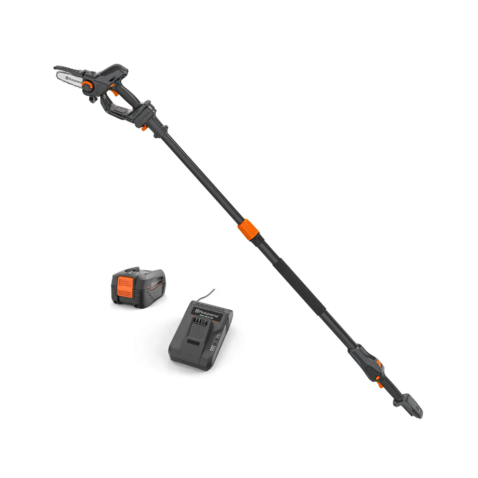 Husqvarna ASPIRE PE5 Akku-Astsäge mit langem Stiel, Akku und Ladegerät vor weißem Hintergrund.