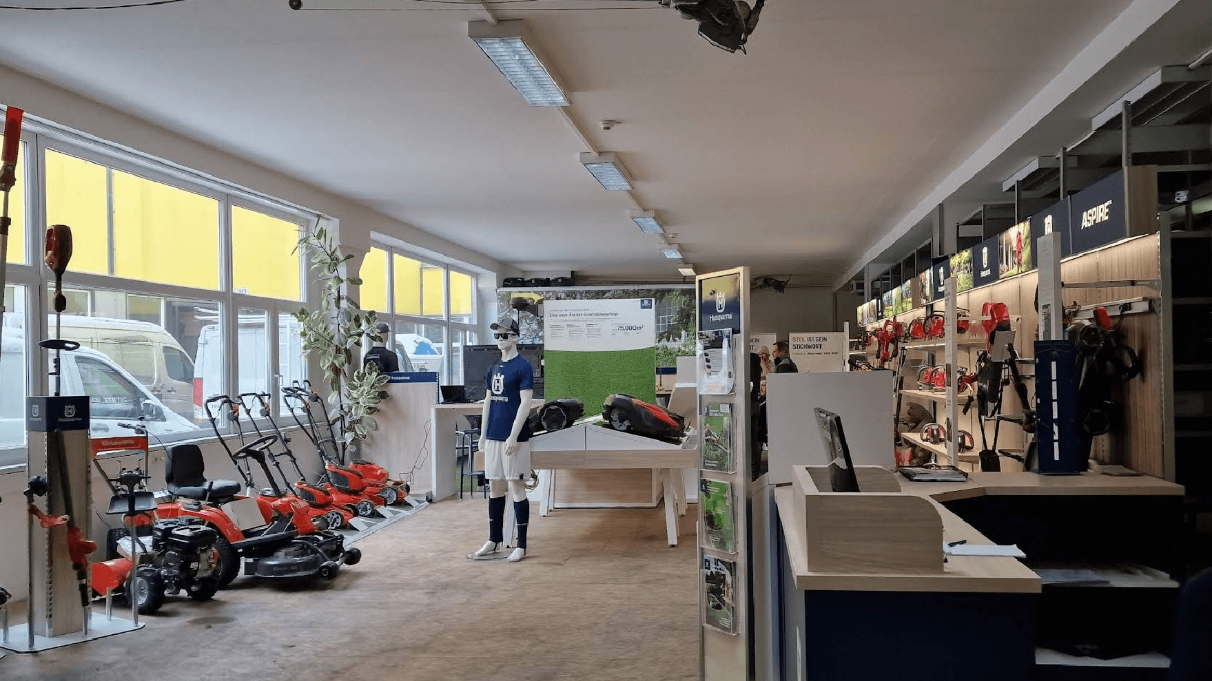 SGTech Geraasdorf - Innen - Halle mit Fenster und Geräten
