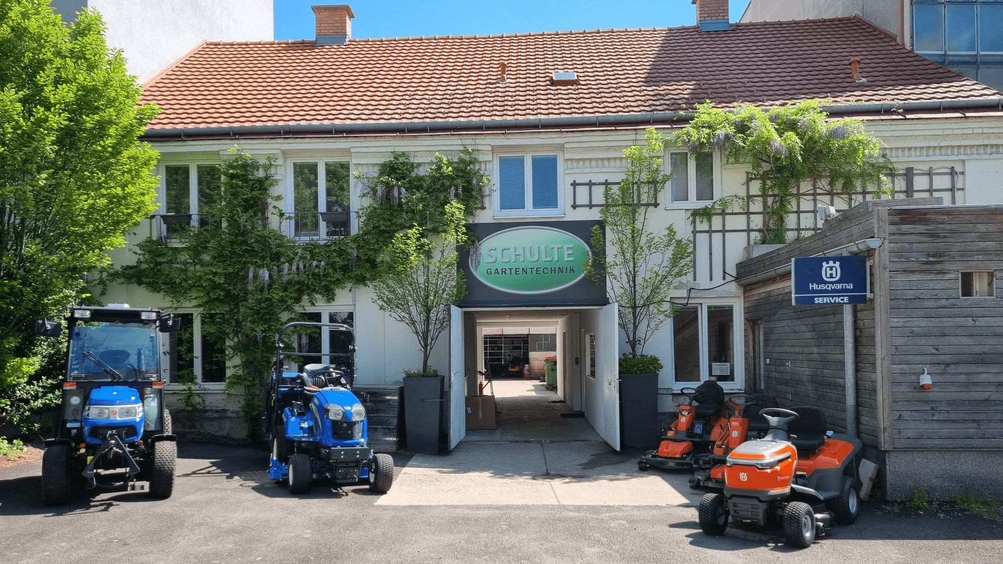 SGTech Wien - Eingang - vorne mit Parkplatz und Geräte