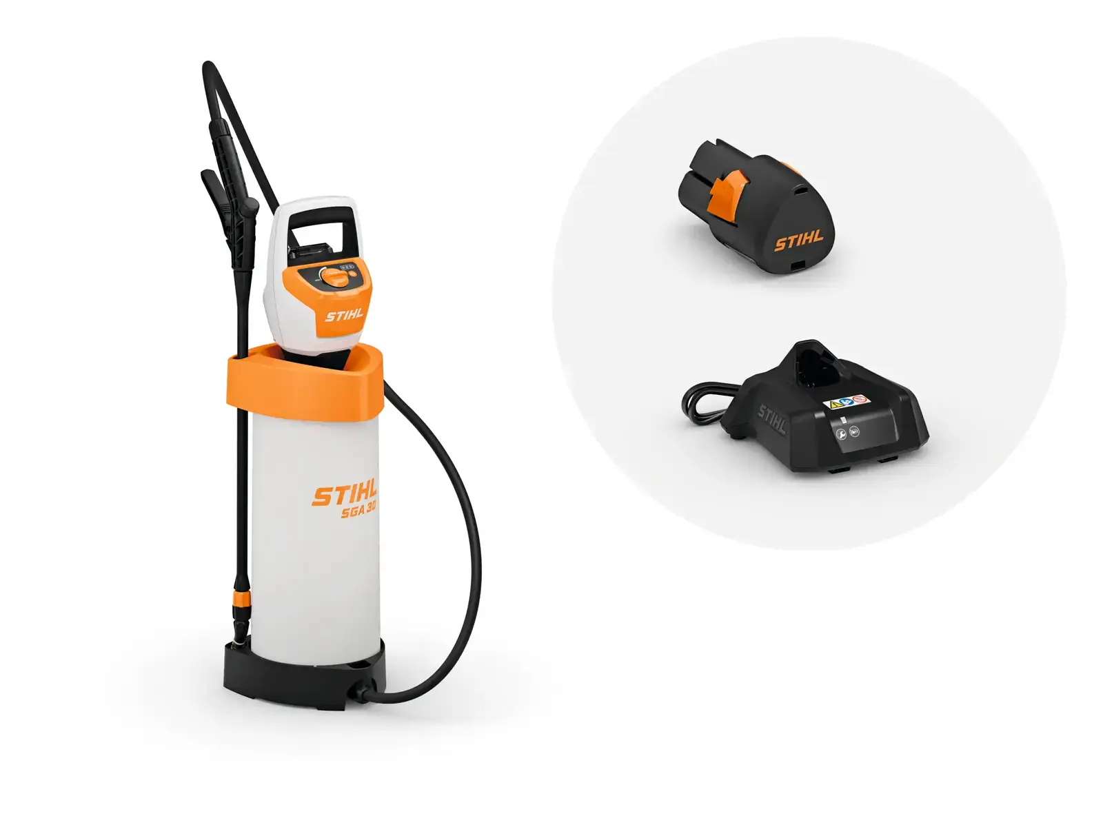 Stihl SGA30 Akku-Spritzgerät in Weiß und Orange mit Sprühlanze. Separat abgebildet sind ein Akku und Ladegerät.