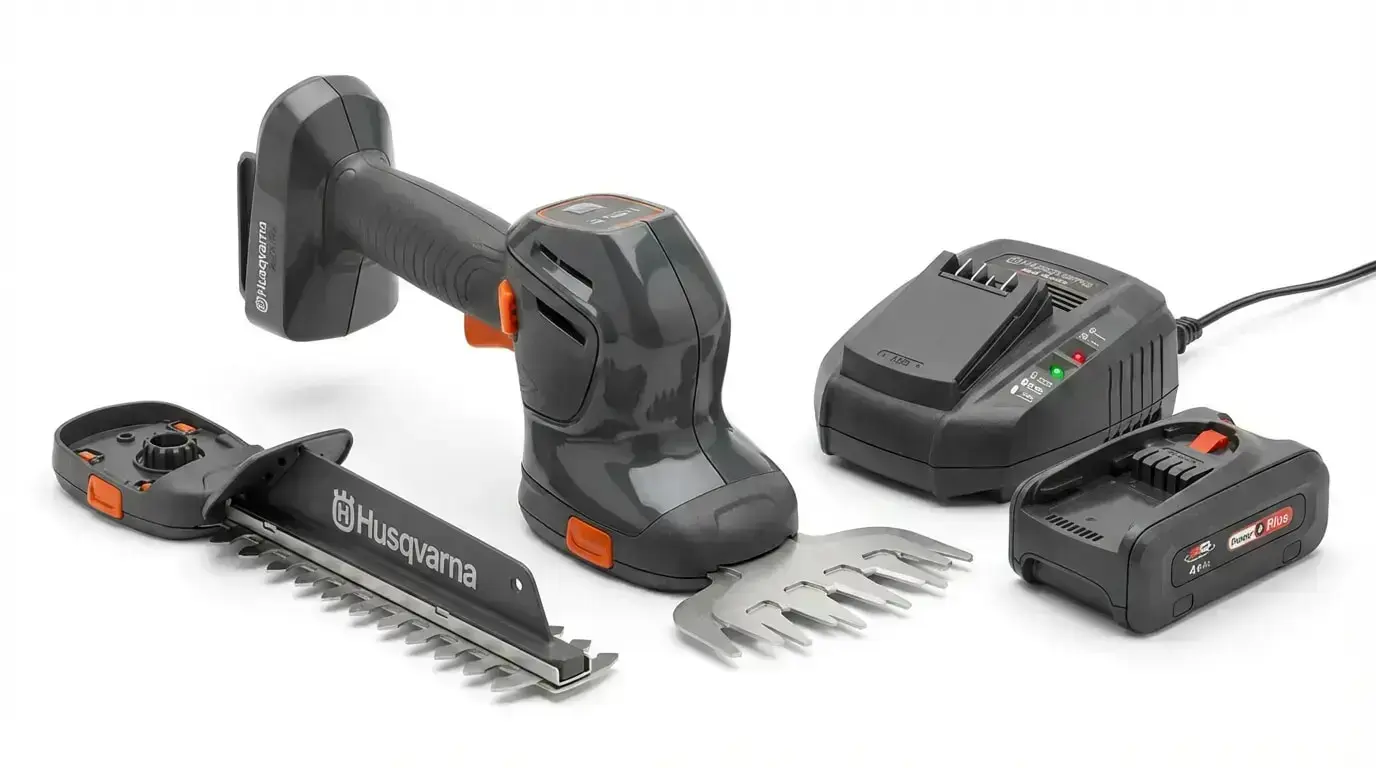 Husqvarna ASPIRE S20-P4A Akku-Strauchschere mit Wechselaufsätzen, Akku und Ladegerät auf weißem Hintergrund.