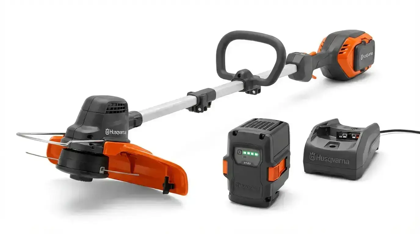 Husqvarna 215IL Akku-Trimmer mit Akku und Ladegerät auf weißem Hintergrund.