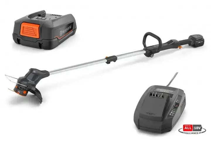 Husqvarna ASPIRE T28 Akku-Trimmer mit Batterie und Ladegerät auf weißem Hintergrund.