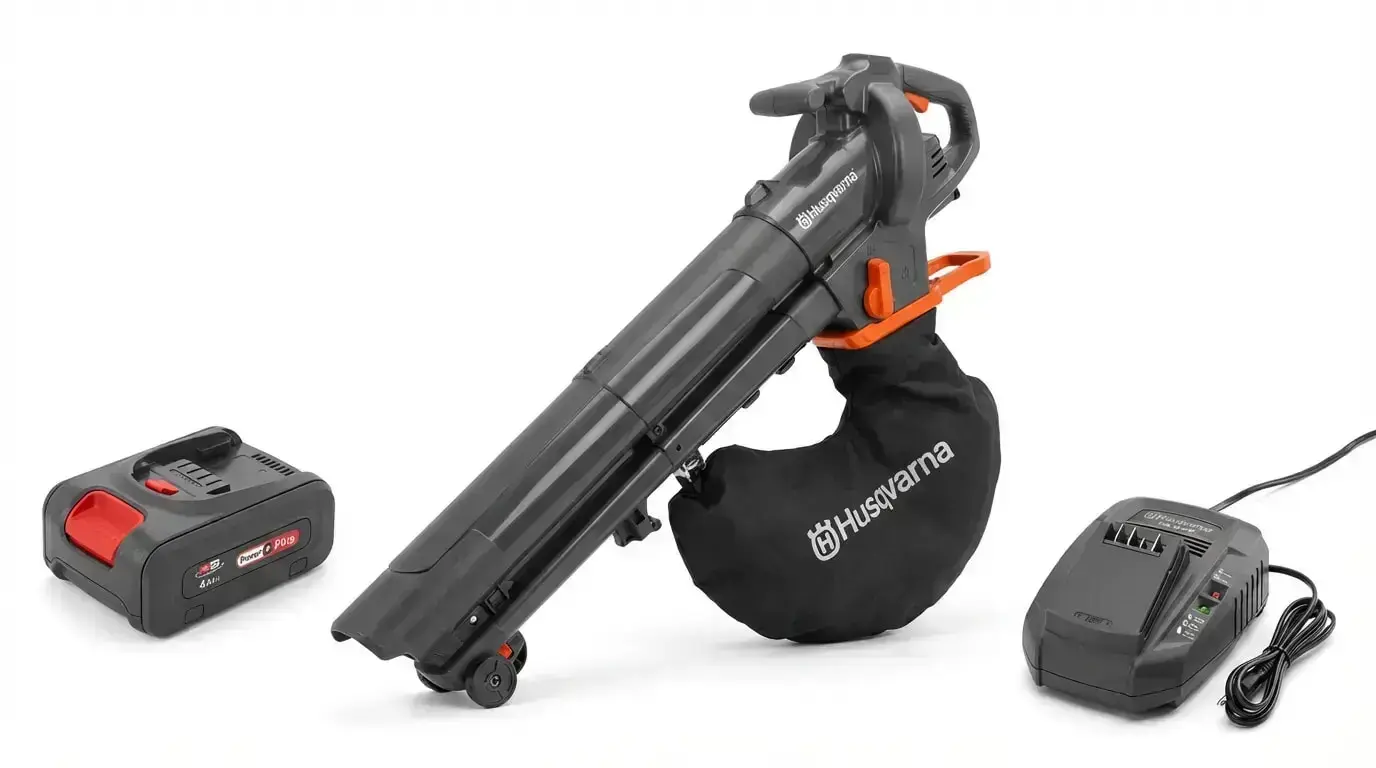 Husqvarna ASPIRE BVX Akku-Laubsauger mit Auffangsack, Akku und Ladegerät auf weißem Hintergrund.
