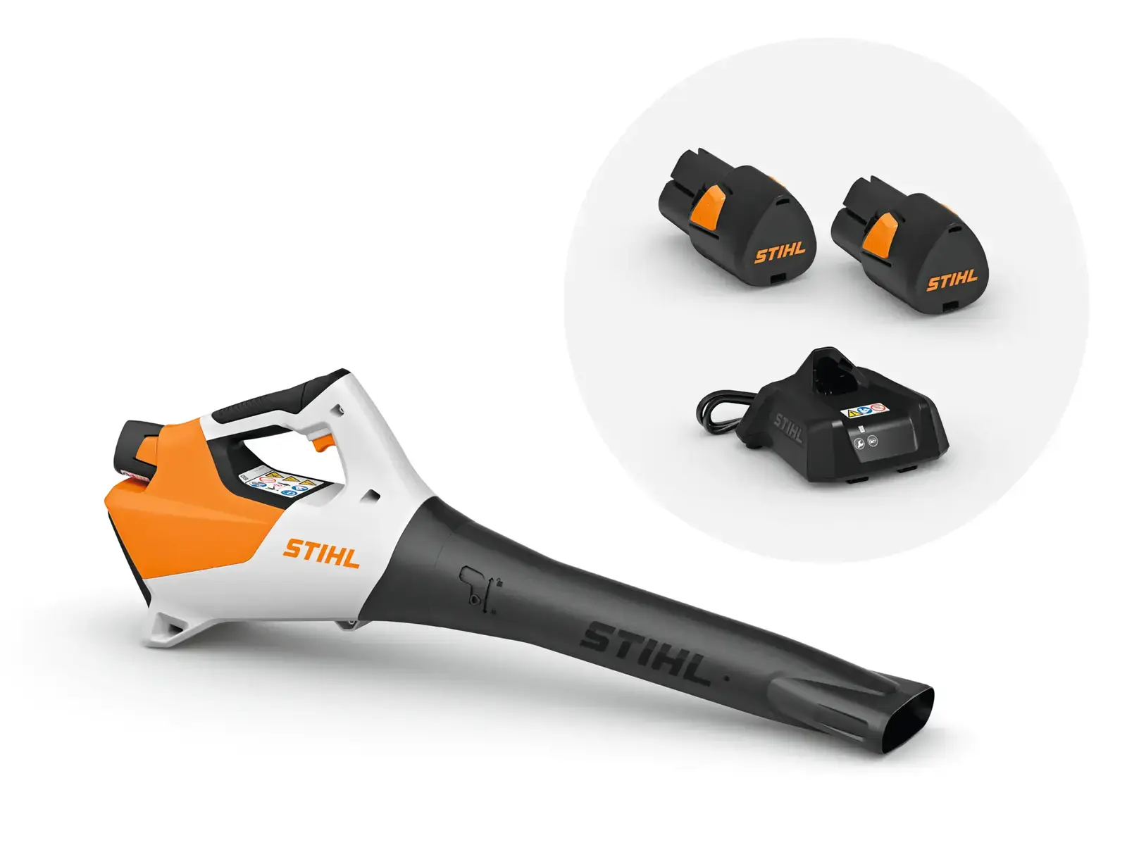 Stihl BGA30 Akku-Laubbläser, weiß-orange, mit zwei Akkus und Ladegerät vor weißem Hintergrund.